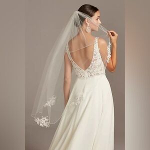 lace applique pearl scalloped mid-length veil
STYLE# V539